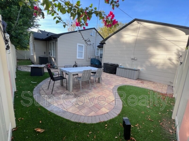 Photo - 725 28th St N