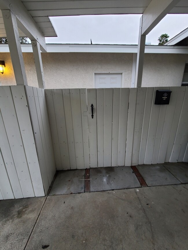 Puerta de acceso al patio del estudio - 7009 Jumilla Ave Unidad -B