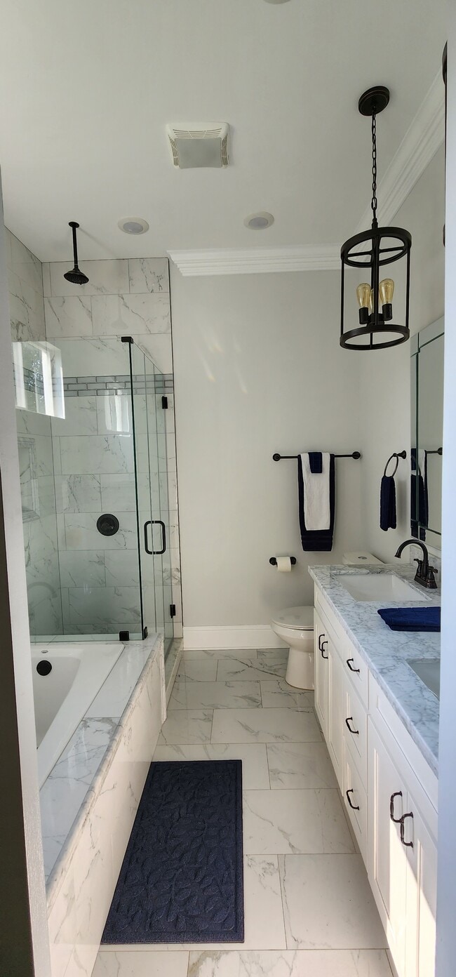 Main Bedroom Bath - 3019 Delachaise St Unit 3019