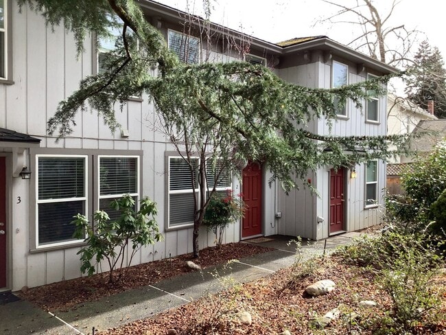 Building Photo - Two bedroom, 1.5 bathroom Ashland townhouse | Available now