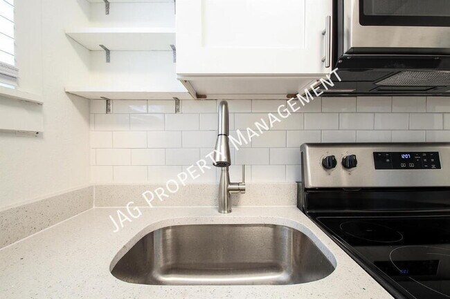 Photo - 2892 College St