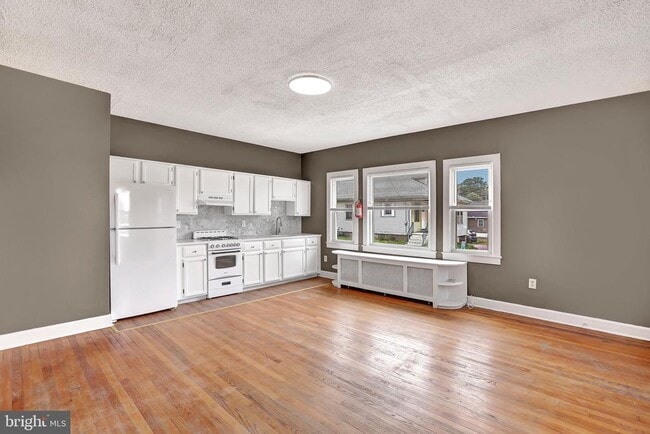 Building Photo - 44 Dover Ave