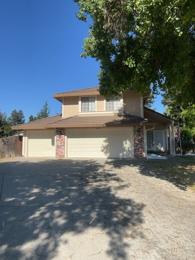 Building Photo - 3 BEDROOM COURT LOCATION