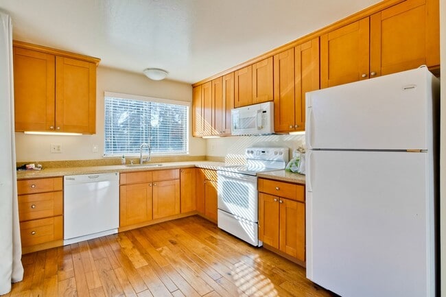 Photo - 2040 W Middlefield Rd