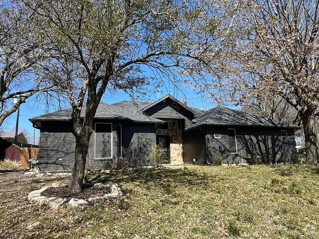 Building Photo - Van Alstyne beautiful homes