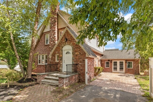 Building Photo - 129 Maple Ave Unit B