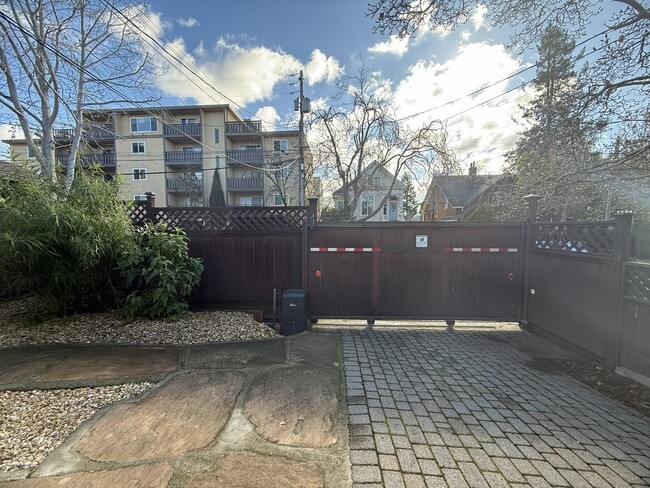 Photo - 1913 Francisco St