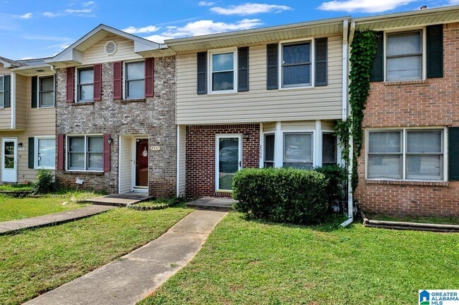 Building Photo - 2555 Hampstead Dr
