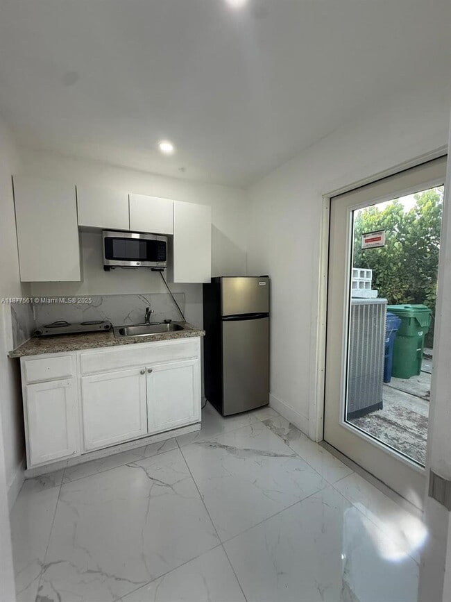 Building Photo - 2410 SW 143rd Ct Unit RIGHT Rental