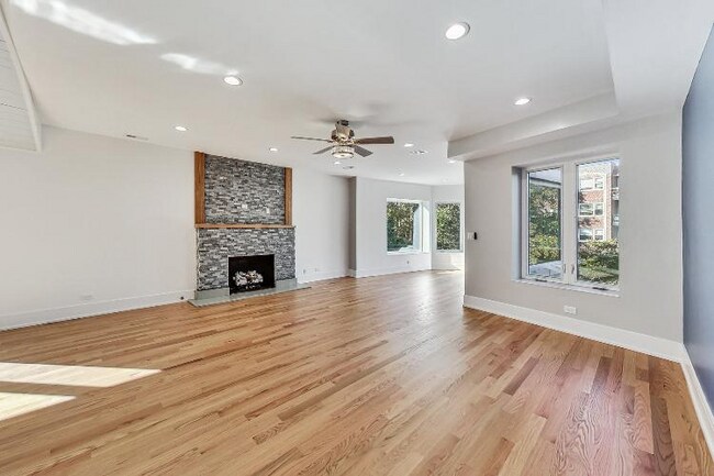 Photo - 1245 W Jarvis Ave Unidad 2