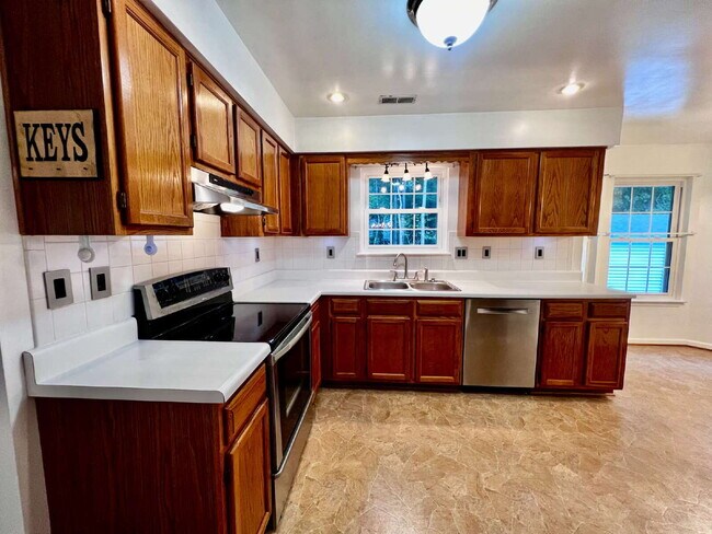 Photo - OPEN HOUSE SUNDAY THE 21ST 1PM-3PM! Move-In Special: Receive $1,300 off your first full month’s r...