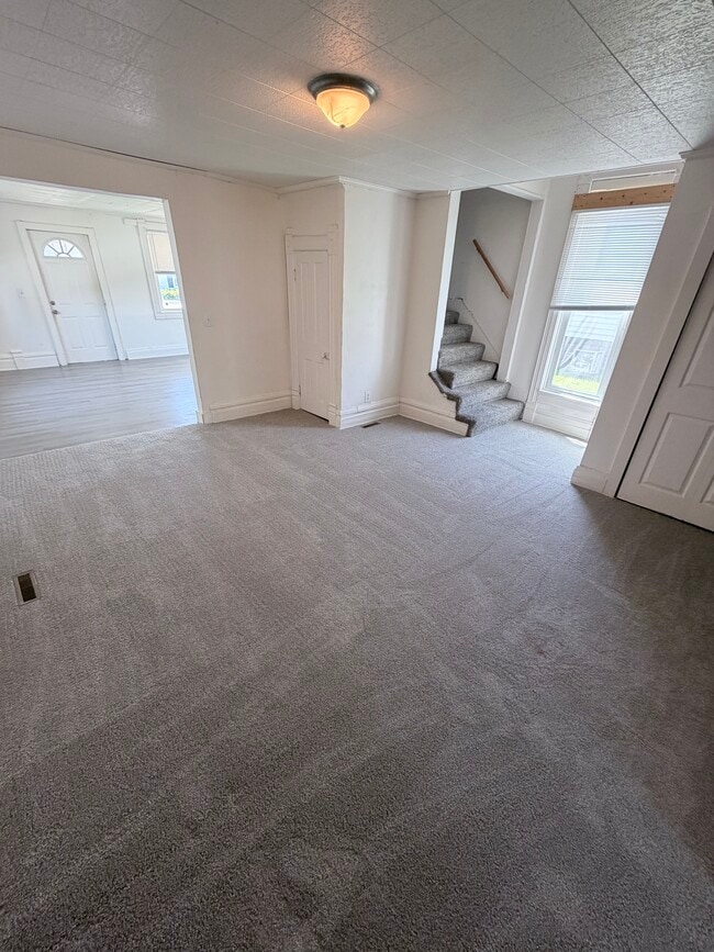 Photo - 952 E Broadway St