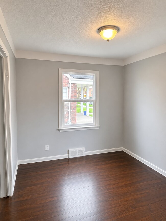 Photo - 11867 Laing St