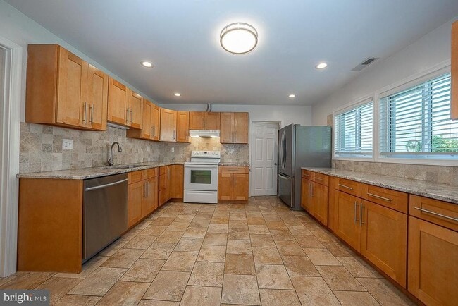 Photo - 6950 Fowler St