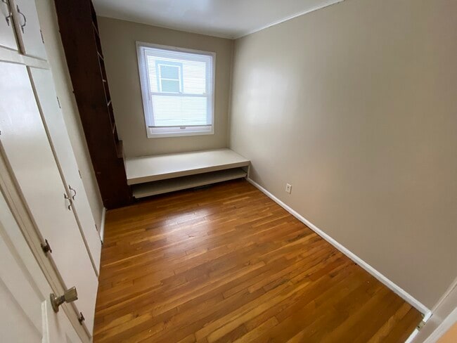 Photo - 2104 Panama St