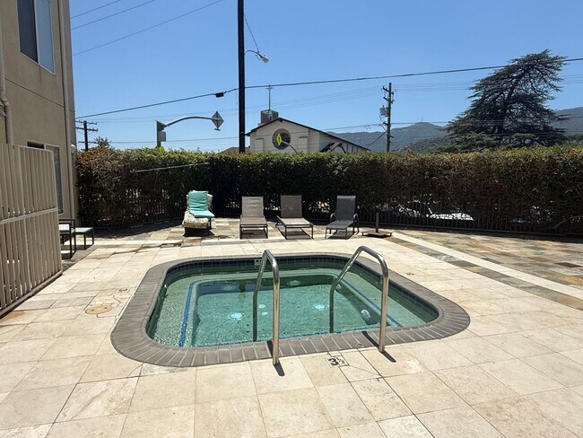 Photo - One Bedroom Condo in Montrose/Glendale
