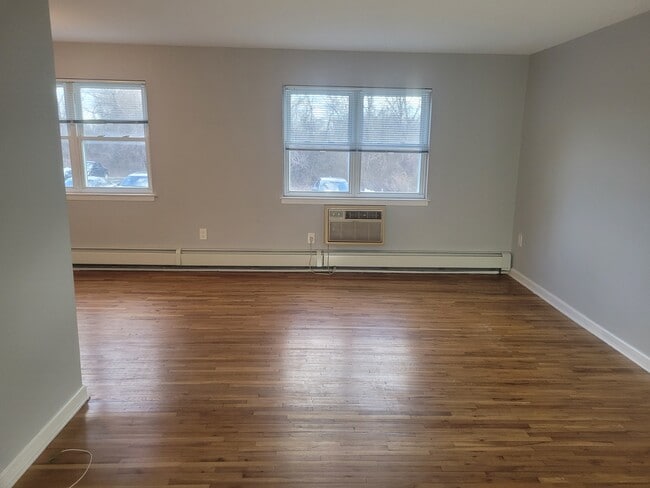 Building Photo - 56 Manchester Ct Unit Apt B