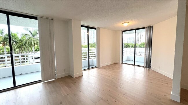 Photo - 3300 NE 192 St Unidad 418