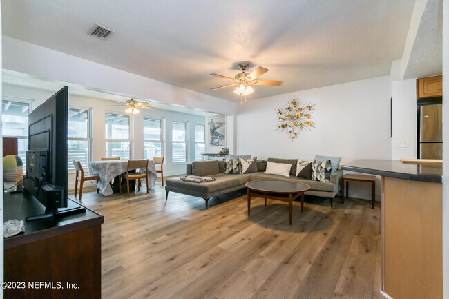 Photo - 1632 Strand St