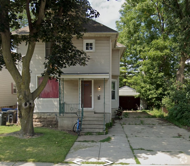 Building Photo - 414 W Irving Ave Rental
