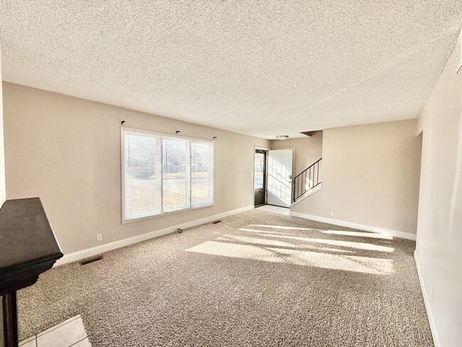 Livingroom - 1428 N Wood Ct