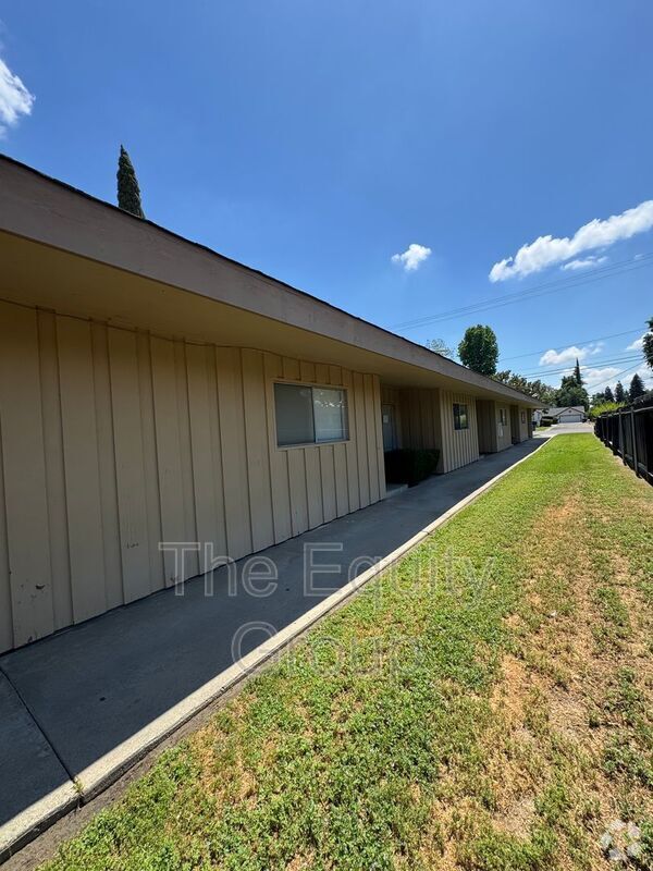 Building Photo - 1140 W Tulare Ave Unit D Rental