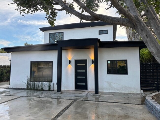 Photo - 22528 Burbank Blvd House