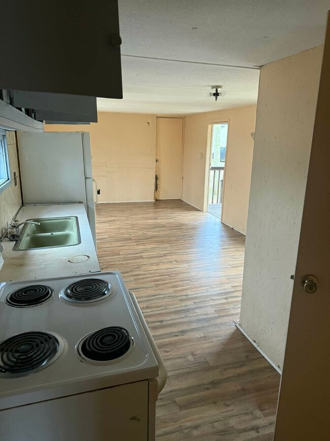 Photo - 1380 Mapleash Ave