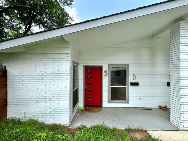 Building Photo - 2403 La Casa Dr Unit B Rental