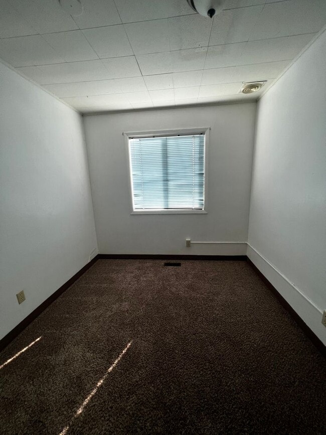 Building Photo - VMH-Vine Maple Triplex Unit 806-QU