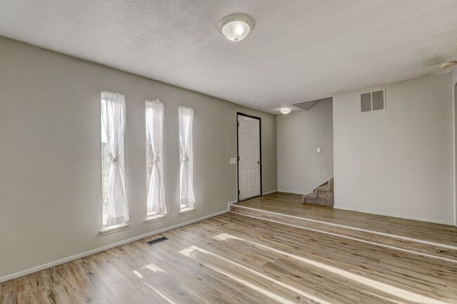 Photo - 4 bed, 1.5  house in Yukon