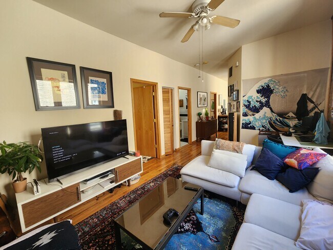 Photo - 2048 N Western Ave Unidad 3R