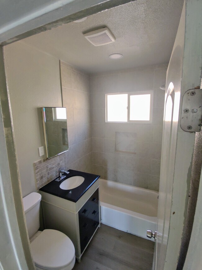 720 W 47th St Unidad Top floor apartment