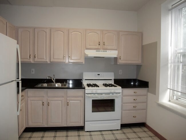 Building Photo - 2001 Green St Unit 2F