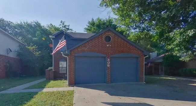 Building Photo - MOVE IN READY