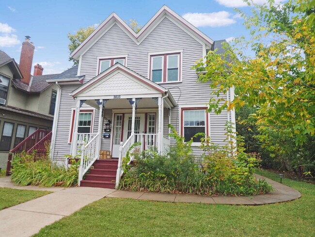 Building Photo - 3 Bedroom in the Heart of Uptown (Pets welcome) Unit 2