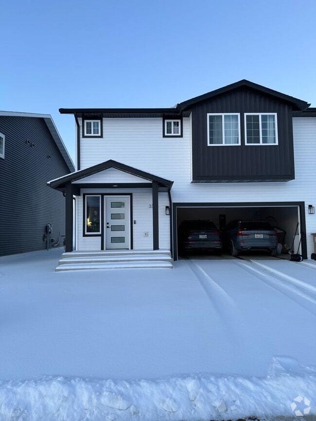 Building Photo - Beautiful 3 bed 2.5 bath Townhome