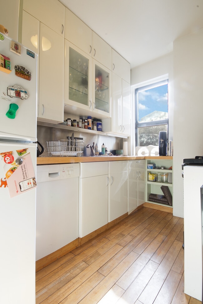 Photo - 135 W 16th St