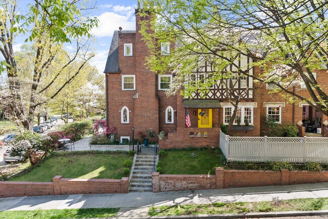 Building Photo - 4400 Q St NW Unit Renovated 7-bdr 4400Q