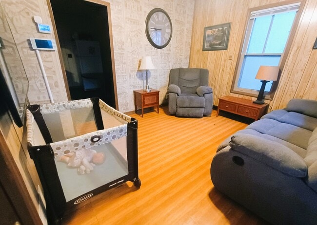 Photo - 305 E 25th St