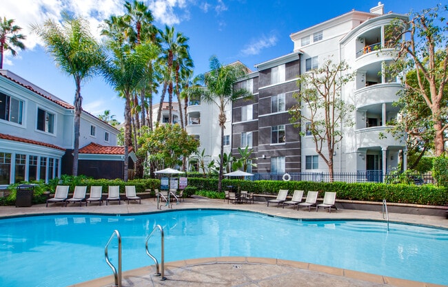 Date un chapuzón en nuestra piscina - The Villas at Park La Brea