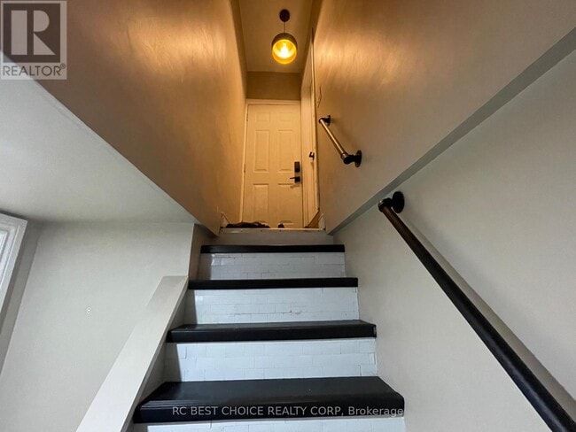 Photo - 345 Hawkridge Ave