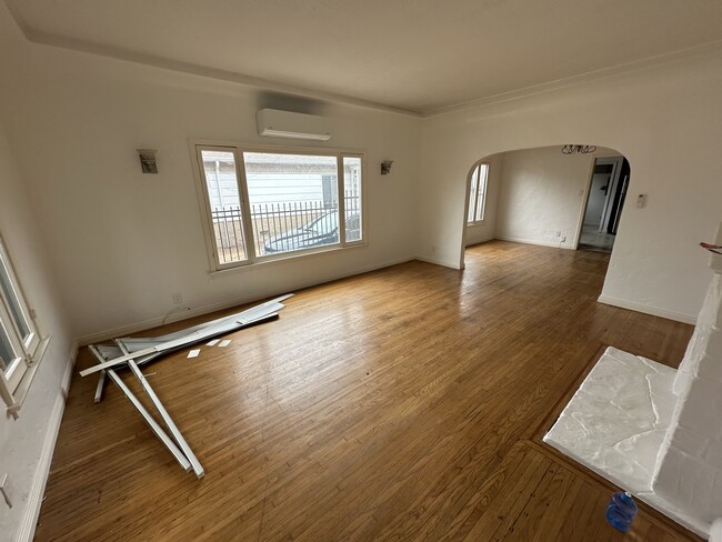 spacious living room (please ignore recently removed blinds!) - 1618 Hauser Boulevard Apartamentos