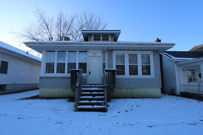 Building Photo - 2 Bedroom 1 Bath