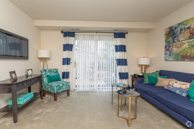 1BR, 1BA - 613 SF - Living Room - Stage Coach / Olde Stage / Severn Square