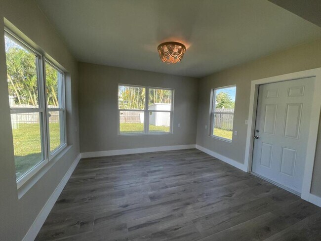 Building Photo - 928 Lantana Ave Rental