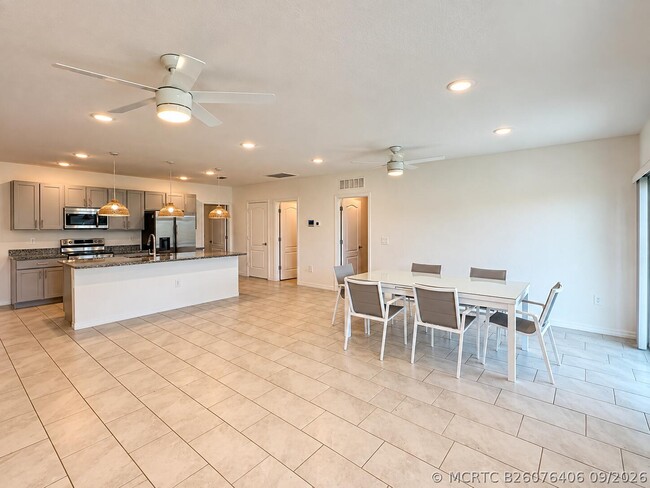 1025 SW Sarto Ln