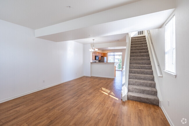 2 habitaciones, 2 baños - 1383 pies cuadrados - Sala de estar - Village at City Center