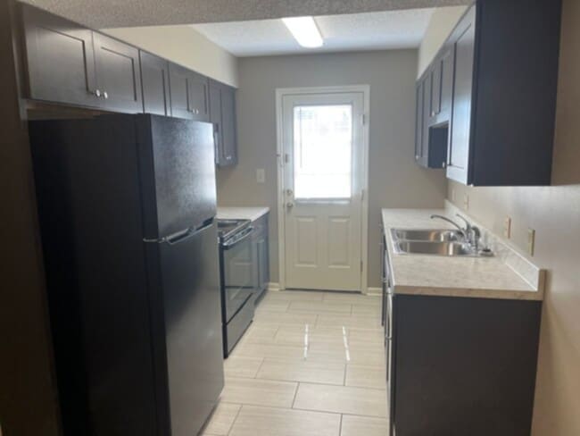 Photo - Lakeview Apartments: 3 BR 2BA