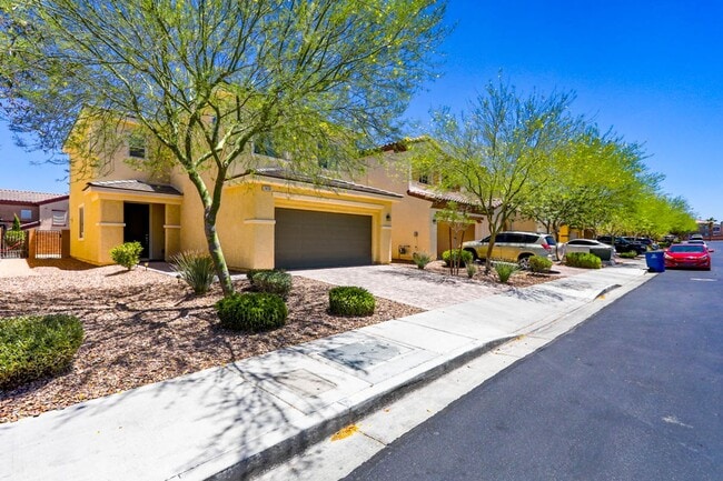 Photo - 4 Bed, Beauty With First Floor Bed And Full Bath